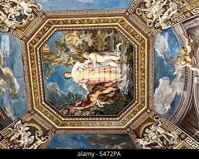 Wunderschöne Details der Malerei an einer gewölbten Decke in einer Galerie, wenn die Vatikanischen Museen Stockfoto