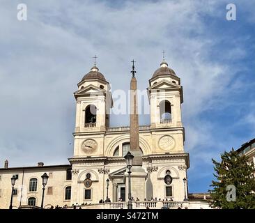 Kirche an der Spitze der spanischen Treppe in Rom Stockfoto