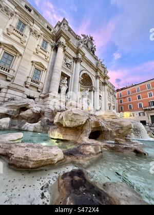 Trevi-Brunnen unter einem dramatischen rosa Sonnenuntergang in Rom Stockfoto