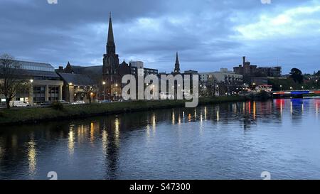 Nachtlichter auf der anderen Seite des Flusses Ness in Inverness, Schottland Stockfoto