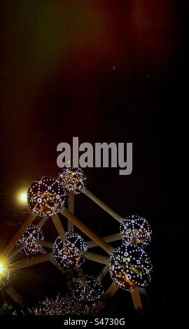 Beleuchtetes Atomium, Brüssel, Belgien bei Nacht Stockfoto