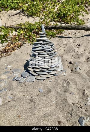 Felskunst am Strand in Form einer Pyramide. Stockfoto