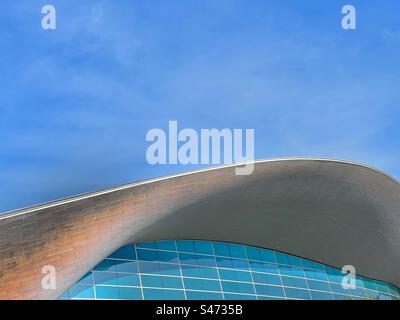 Kurviges Dach des London Aquatics Centre gegen den lebhaften blauen Himmel Stockfoto