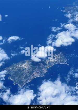 Blick aus der Vogelperspektive auf die Insel Capri mit Booten, die am Wasser entlang der Küste im Golf von Neapel, Tyrrhenischen Meer, Italien, sitzen Stockfoto