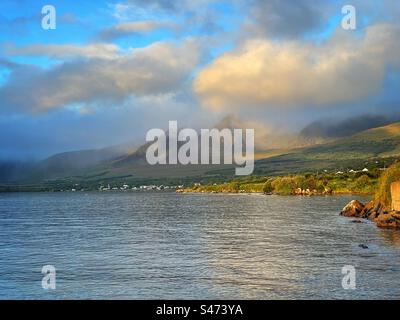 Das Dorf Cloghane an der Owenmore-Mündung, Halbinsel Dingle, County Kerry, Irland, August. Stockfoto