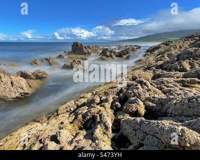 Felsen und Wasser am westlichen Ende von Fermoyle Beach oder Strand, County Kerry, Irland. Stockfoto