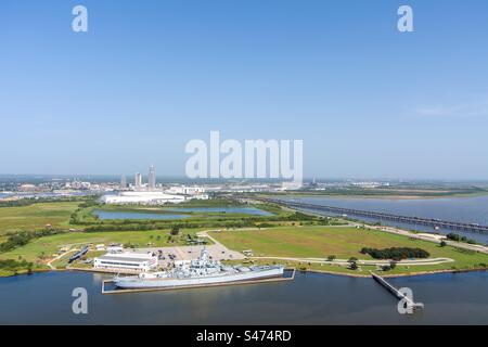 Luftaufnahme des Schlachtschiffs und der Innenstadt von Mobile, Alabama Stockfoto