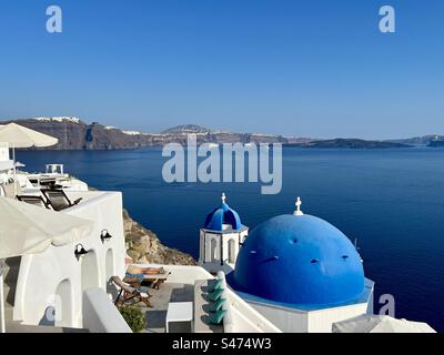 Blaue Kuppeln auf der Agrios Spyridon Kirche und ihrem Glockenturm, Santorin Stockfoto