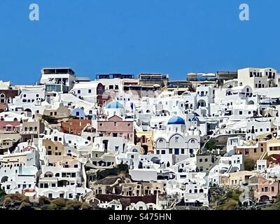 Oia, Santorin aus der Caldera unten gesehen. Stockfoto