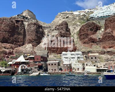 Die Bucht von Amoudi ist ein beliebter Hafen am Santorini Caldera und kann mit dem Boot oder über eine sehr steile Anhöhe an Land von der Stadt Oia aus erreicht werden. Stockfoto