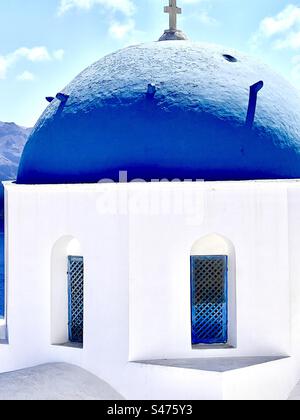 Die weltberühmte Anastasi-Kirche mit blauer Kuppel in Oia auf der Insel Santorin in der Ägäis. Stockfoto
