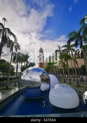 Reflexionsausstellung durch den. Ehemaliger Eisenbahnuhrturm Kowloon-Kanton. Stockfoto