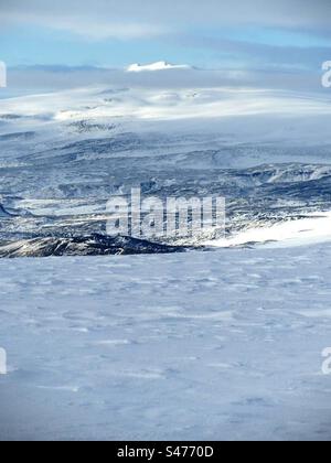 Blick auf den Eyjafjallajökull-Vulkan auf dem Myrdalsjökull-Gletscher - Schneemobil-Tour in Island Stockfoto