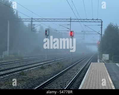 Bahnsteig an einem nebligen Morgen, Kempele Finnland Stockfoto