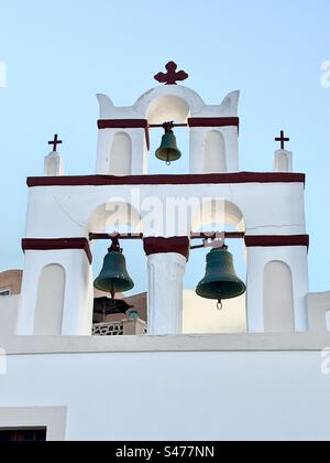 Drei Glocken im Turm auf der griechisch-orthodoxen Kirche zur Darstellung der Mutter des Herrn in Oia, Santorin. Stockfoto