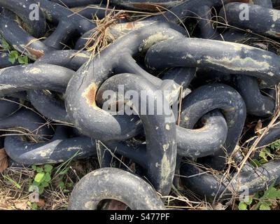 Eine unaufgeräumte Schwermetallkette Stockfoto