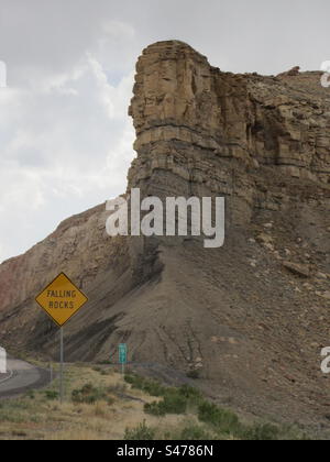 Warnung vor herabfallenden Felsen Stockfoto