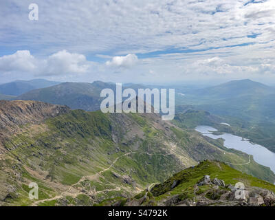 Blick vom Gipfel des Yr Wyddfa (Snowdon) höchsten Berges in Wales mit den Trails Crib Goch, PYG und Miners, Gwynedd, Wales Stockfoto