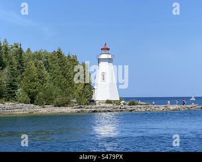 Der Leuchtturm mit großer Badewanne in Tobermory Stockfoto