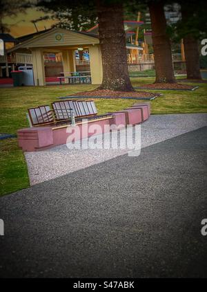 Beachside Park: Vor Picknickplätzen, Grillplätzen und Kinderspielplätzen liegen Sitzgelegenheiten im Art déco-Stil mit Blick auf den Strand Stockfoto