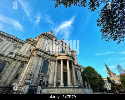 St. Paul’s Cathedral und Reste von St. Augustine, Watling Street. Ein perspektivisches Foto. London. Stockfoto