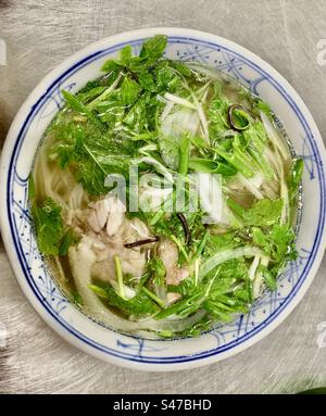 Typisch vietnamesisches Pho - eine Rindernudelsuppe mit Kräuterblättern Stockfoto