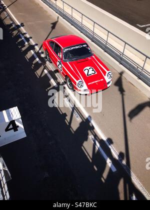 1960er Porsche 911 in der Boxengasse bei Goodwood Motor Racing Circuit UK Stockfoto