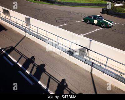 Der Porsche 911 aus den 1960er Jahren ist auf dem Startfeld der Goodwood Motor Racing Circuit in Großbritannien Stockfoto