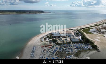 Luftaufnahme von Sandy Point am östlichen Ende von Hayling Island in Hampshire, mit den Witterings oben links. Einer Drohne entnommen. Stockfoto