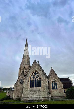 All Saints' Church in Blackheath im Südosten Londons. Pevsner beschrieb es als „Puginian“ und steht auf der offenen Heide. Der Architekt Benjamin Ferrey wurde am Allerheiligen-Tag 1858 geweiht. Stockfoto