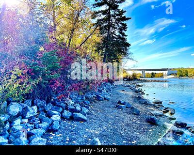 Herbst in Alberta, Kanada, Bowness Park, Calgary, Bow River, steinerne Trailbrücke Stockfoto