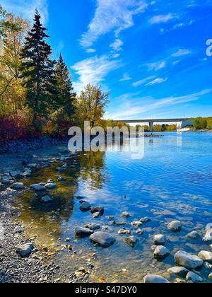 Herbst in Alberta, Kanada, Bowness Park, Calgary, Bow River, steinerne Trailbrücke Stockfoto