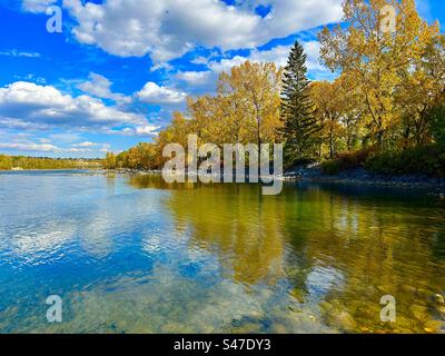Herbst in Alberta, Kanada, Bowness Park, Calgary, Bow River, Reflexionen, Spiegel, Glas Stockfoto