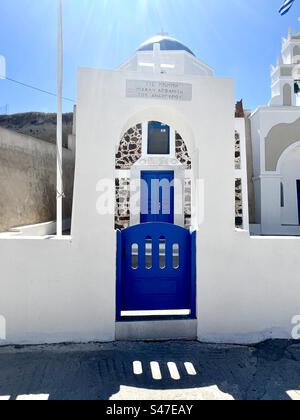 Kobaltblau bemaltes Tor und Tür der Kirche Saint Paraskevi in Megalochori, Santorin. Stockfoto