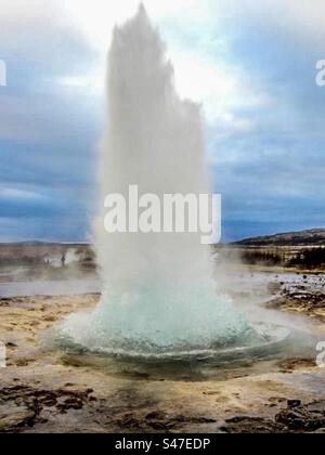 Der Strokkur-Geysir bricht entlang des Goldenen Kreises in Island aus Stockfoto