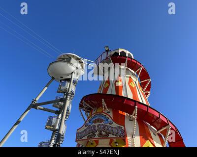 Bournemouth Pier Helter Skelter und Zip Wire Tower. Buntes Helter Skelter und Zipwire gegen blauen Himmel. Bournemouth, England, Großbritannien. Stockfoto