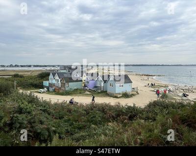 Mudeford Sandbank, Christchurch, Großbritannien. Mudeford Sandspit mit Strandhütten. Südküste Englands, Großbritannien. Stockfoto