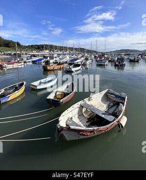 Lyme Regis Row Boote Stockfoto