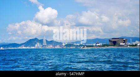 Blick auf das kulturelle Viertel Western Kowloon und die Steinmetzbrücke in Hongkong. Stockfoto