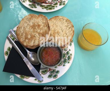 Das spanische Frühstück besteht aus geröstetem Brot und geriebener Tomate und Olivenöl Stockfoto