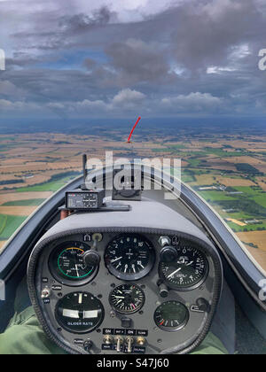 Blick vom Cockpit eines Air Cadet Wikinger Segelflugzeugs Stockfoto