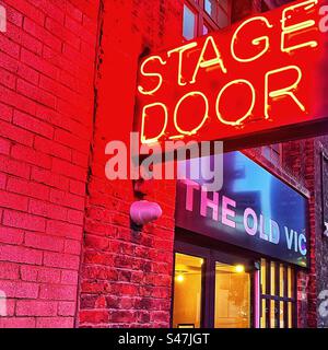 Rotes neonfarbenes Bühnentürschild im Old Vic Theatre in London Stockfoto