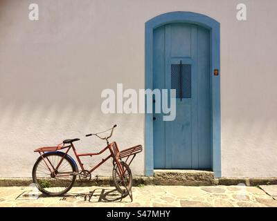 Blaue Haustür in Paraty, Brasilien Stockfoto