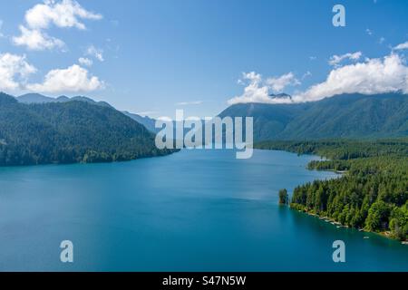 Aus der Vogelperspektive eines Bergsees im Bundesstaat Washington Stockfoto