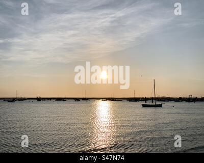 Sonnenuntergang über Booten am Hafen von Mersea Island, Essex Stockfoto