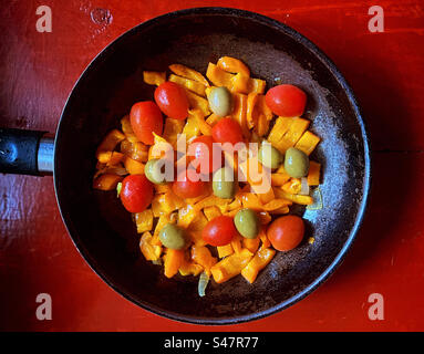 Orangen-süßer Pfeffer, Oliven und kleine rote Tomaten in einem Topf fertige Tonbe in Queretaro, Mexiko Stockfoto