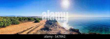 Blick von der Klippe über dem Strand Porto Mós in Lagos Portugal an der Algarve Stockfoto