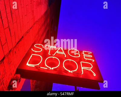 Bühne Tür Neon Schild London Old Vic Theater bei Nacht Stockfoto