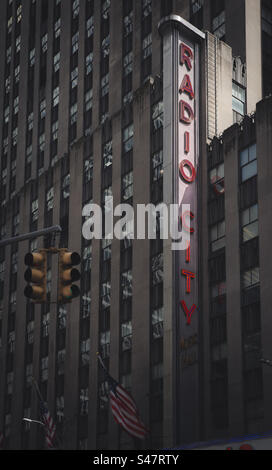 Das Äußere des Gebäudes der Radio City Music Hall mit einem Schild in einer alten New Yorker Skyline Stockfoto