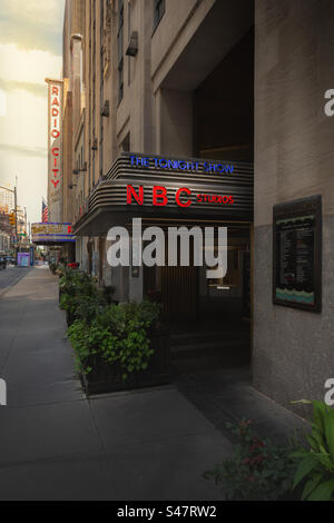 Der Eingang zum Rockefeller Center in New York City mit dem berühmten Neonschild der NBC Studios mit Vintage-Look und Kopierraum Stockfoto